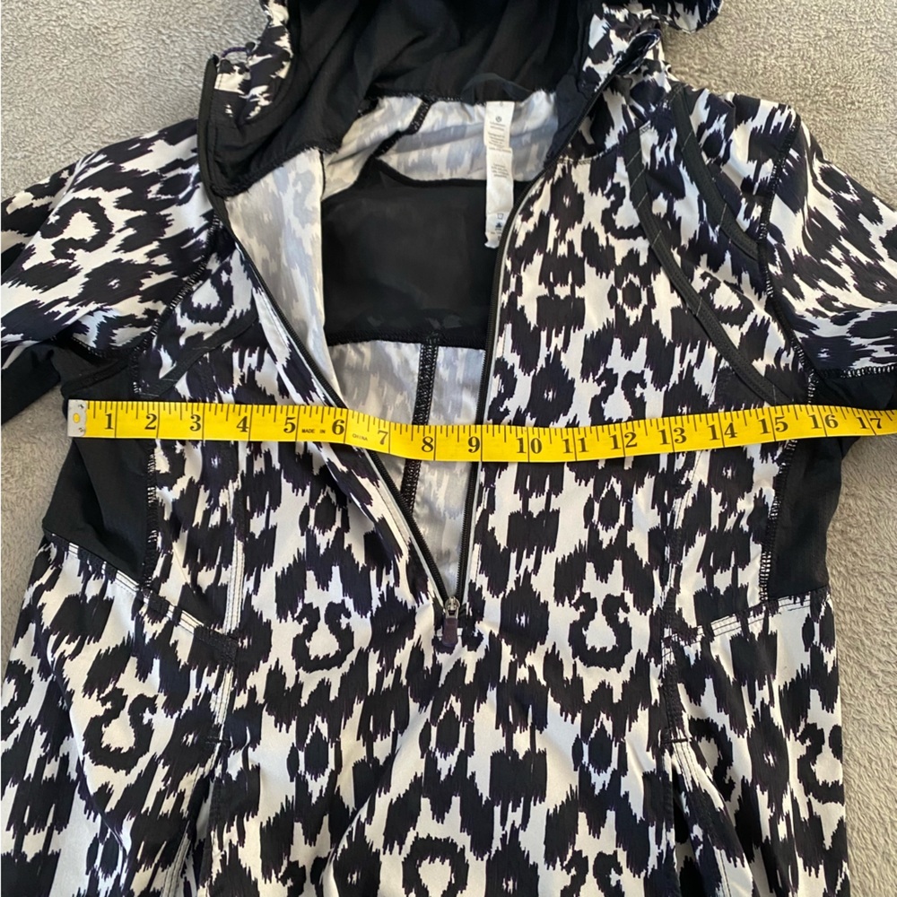 lululemon athletica Black and White Patterned Hoodie Jacket - Picture 13 of 13